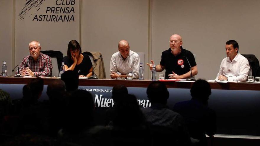 Antonio Pino, Cristina Faciaben, Sixto Armán, portavoz de la plataforma y moderador de la mesa redonda, Jesús Gallego, y Javier Fernández Lanero, ayer, durante el acto que compartieron en Oviedo.