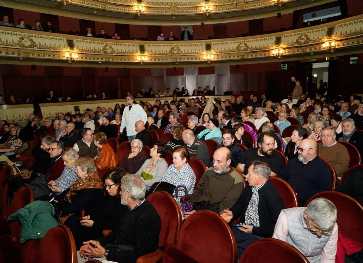 Público asistente a gala dos premios, celebrada no teatro Rosalía de Castro. | // CARLOS PARDELLAS