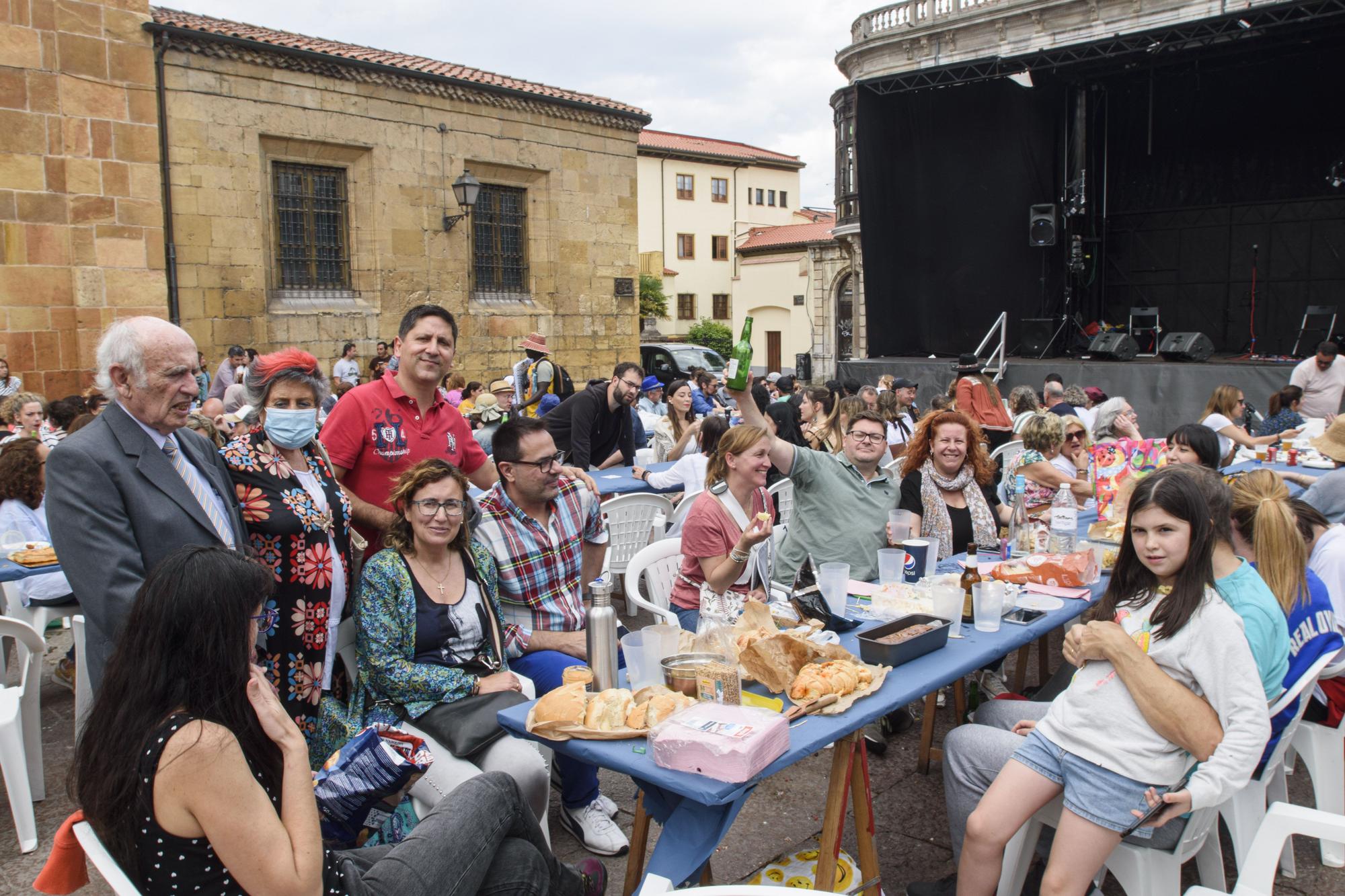 El Antiguo recupera su comida en la calle tres años después