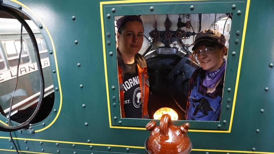 Las maquinistas echan más madera en el Museo del Ferrocarril de Gijón por el 8M: "Las mujeres podemos ser lo que queramos, que no nos pare nada"