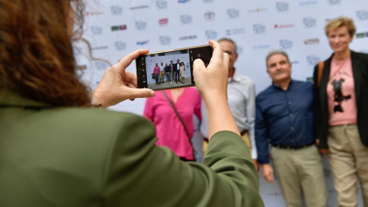 La foto de grup, el photocall i el pica-pica, ambient de premis | MARTA PICH