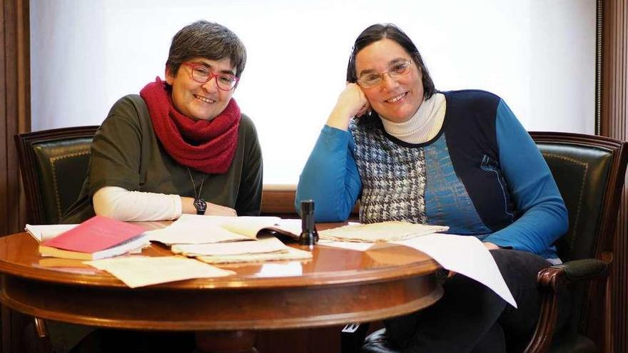 Mercedes V. Bertomeu y María del Pilar Rodríguez, en la Casa de Colón de Poio. // FdV