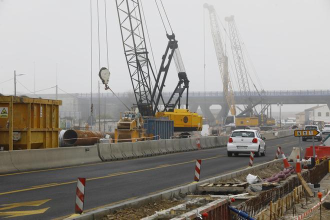 En imágenes | Obras en la rotonda de la carretera de Castellón bajo la Z-40
