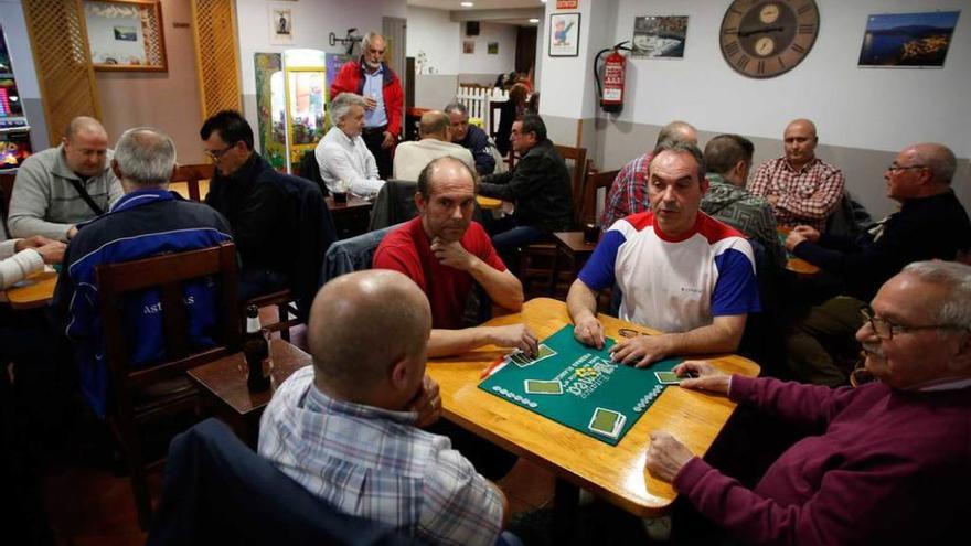 Los jugadores de las peñas Alborada y Céltica, en su enfrentamiento de la pasada semana.