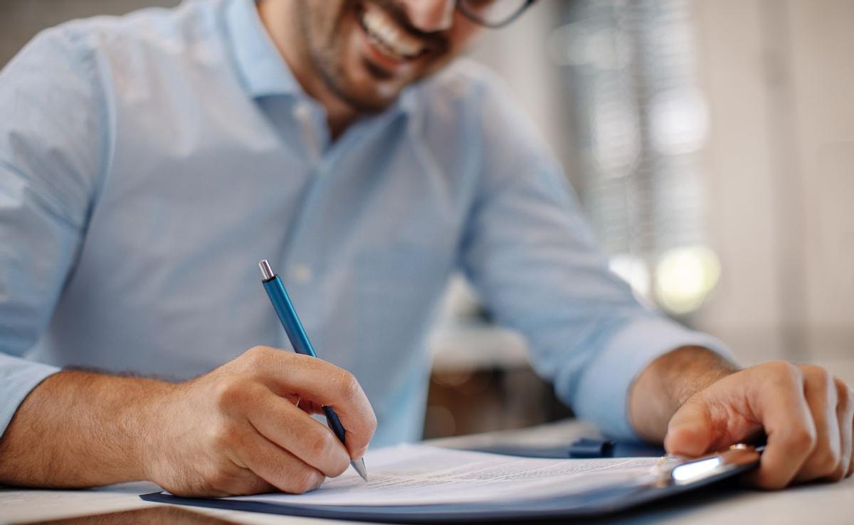 Estos detalles en tu contrato de trabajo pueden marcar la diferencia en tu sueldo y vacaciones
