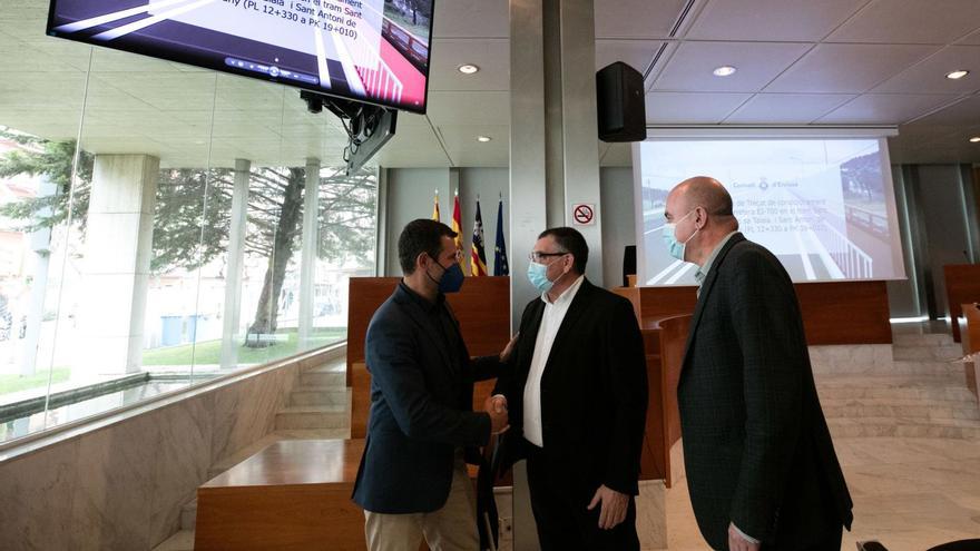 Los alcaldes de Sant Antoni y Sant Josep, Marcos Serra y Ángel Luis Guerrero, se saludan en presencia del presidente Mari. | VICENT MARÍ