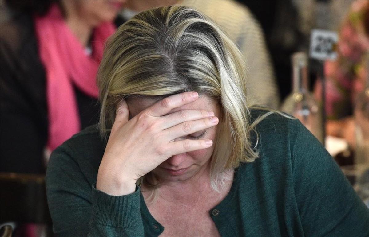 Seguidores de la candidata democrata Hillary Clinton reaccionan durante el anuncio de resultados de las elecciones presidenciales en Kingston Hotel, en Melbourne,  Australia.