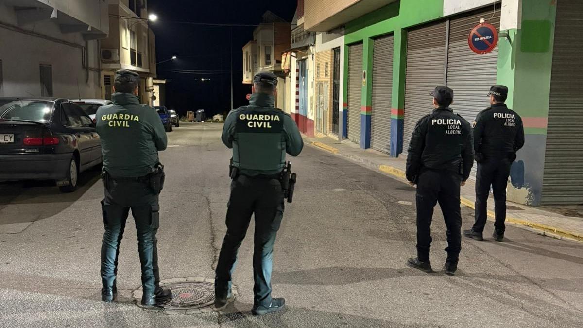 Agentes de la Guardia Civil y la Policía Local vigilan una de las calles del barrio.