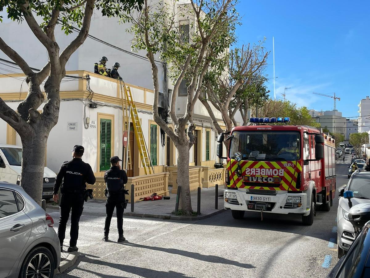 Los bomberos, en la vivienda afectada.