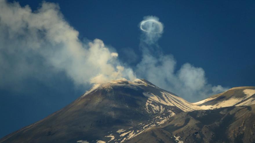 Así se vieron los increíbles anillos de humo que el volcán Etna lanzaba desde su interior
