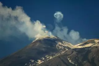 Así se vieron los increíbles anillos de humo que el volcán Etna lanzaba desde su interior