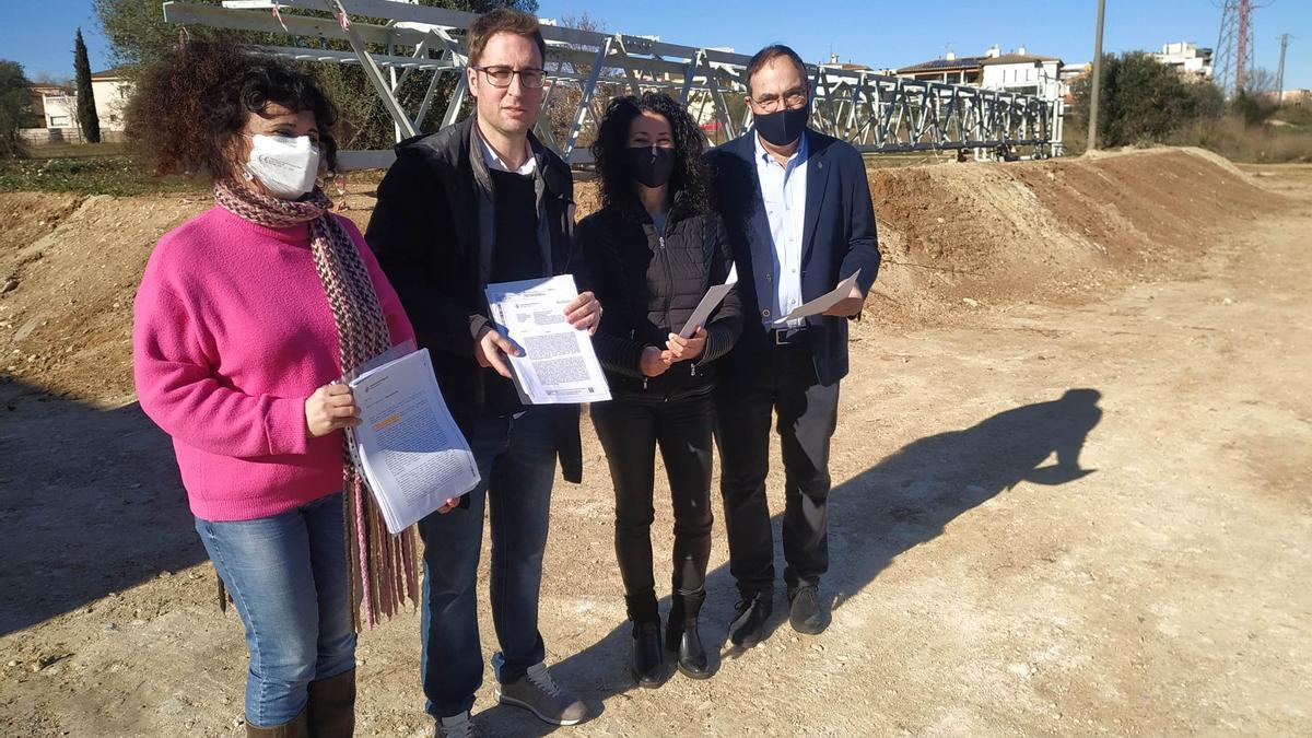 Els regidors de Junts al costat de l'antena a l'Olivar Gran