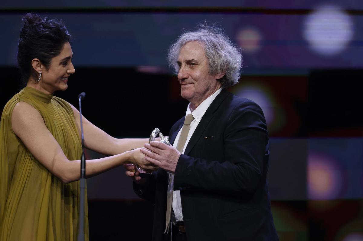 La actriz irano-francesa Golshifteh Farahani, miembro del jurado internacional, entrega el premio Oso de Plata a Mejor Director por Le grand chariot (The Plough) a Philippe Garrel