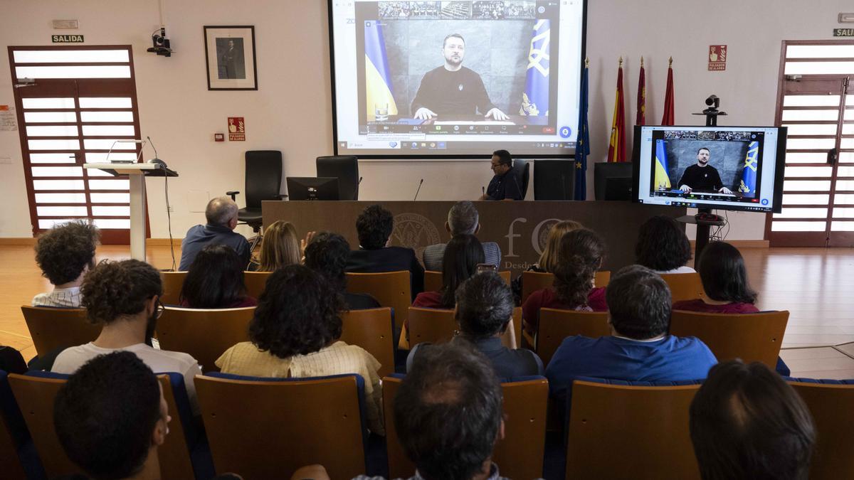 Videoconferencia del presidente Zelenski con estudiantes de la Universidad de Murcia y el resto de Euniwell (1)