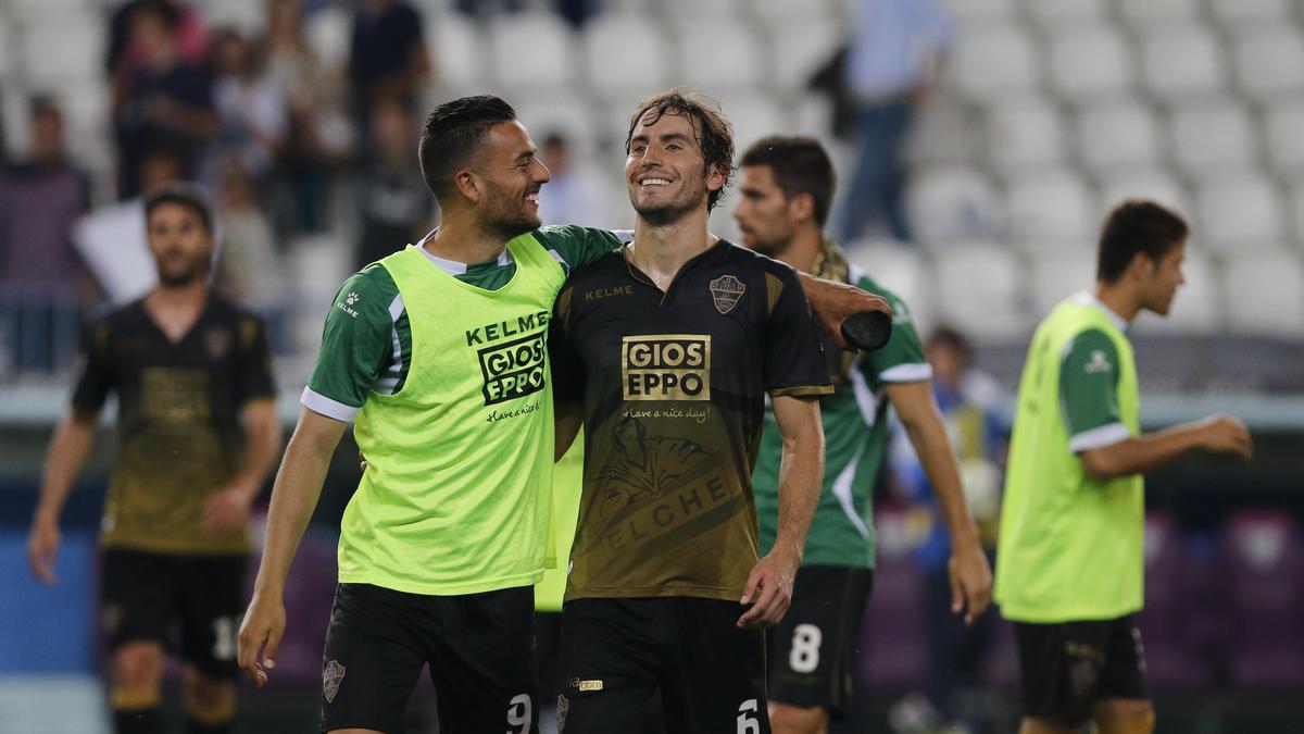 Mosquera y Cristian Herrera celebran la permanencia en el estadio de La Rosaleda de Málaga