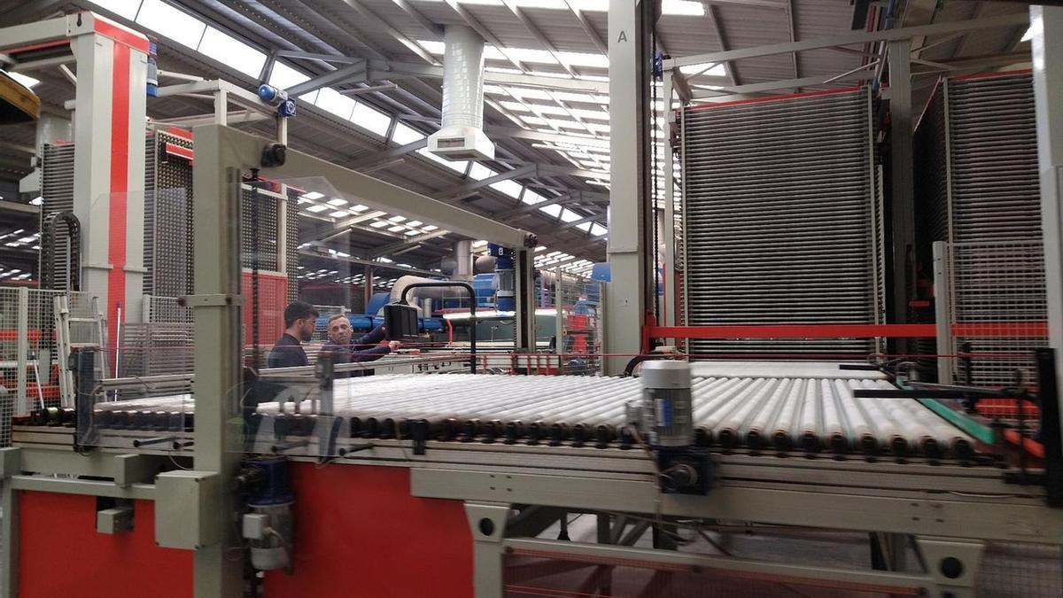 Línea de producción de una industria cerámica.