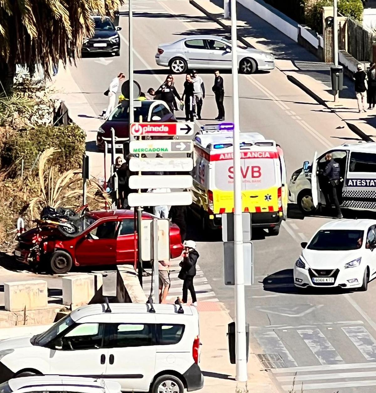 Imagen del accidente. La moto ha quedado prácticamente empotrada en el coche