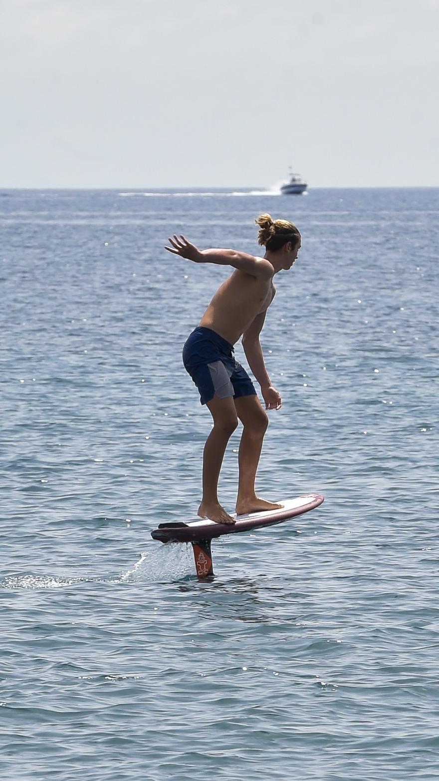 Liam Dunkerbeck practica Foil Surf en Playa del Águila.