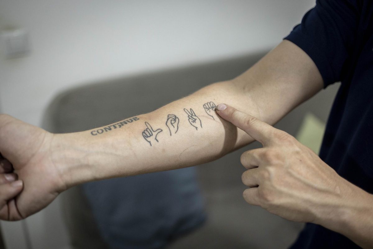 El brazo tatuado de Josué Fernández, el zaragozano que sufre sordera, en el que se puede leer la palabra "love" (amor en inglés) deletreada en Lengua de Signos Española (LSE), este viernes.