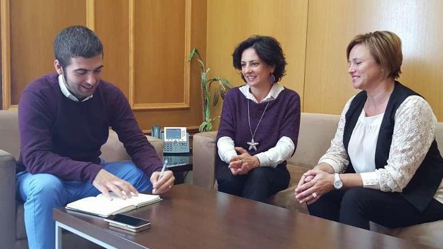 Xosé Leal, Sandra González y Cristina Martínez, en la reunión. // C.T. / J.V.