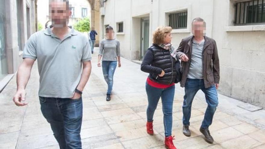 Varios policías de paisano con la mujer tras ser detenida al finalizar la vista oral de ayer.