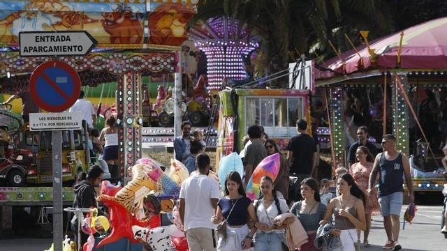 Ambiente en el aparcamiento anexo a la piscina de Piedras Blancas, ahora lleno de diferentes atracciones. | MARA VILLAMUZA