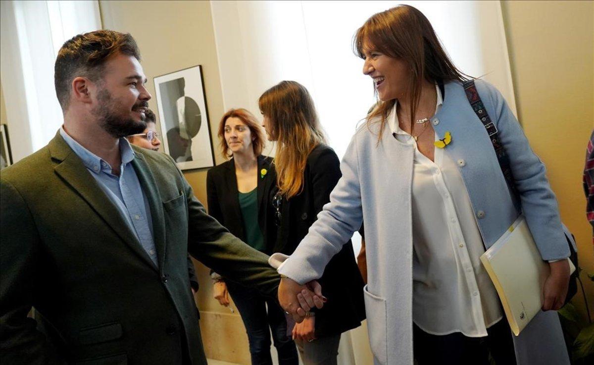 Gabriel Rufián y Laura Borràs se saludan a la entrada de la reunión de la Junta de Portavoces, este martes en el Congreso.