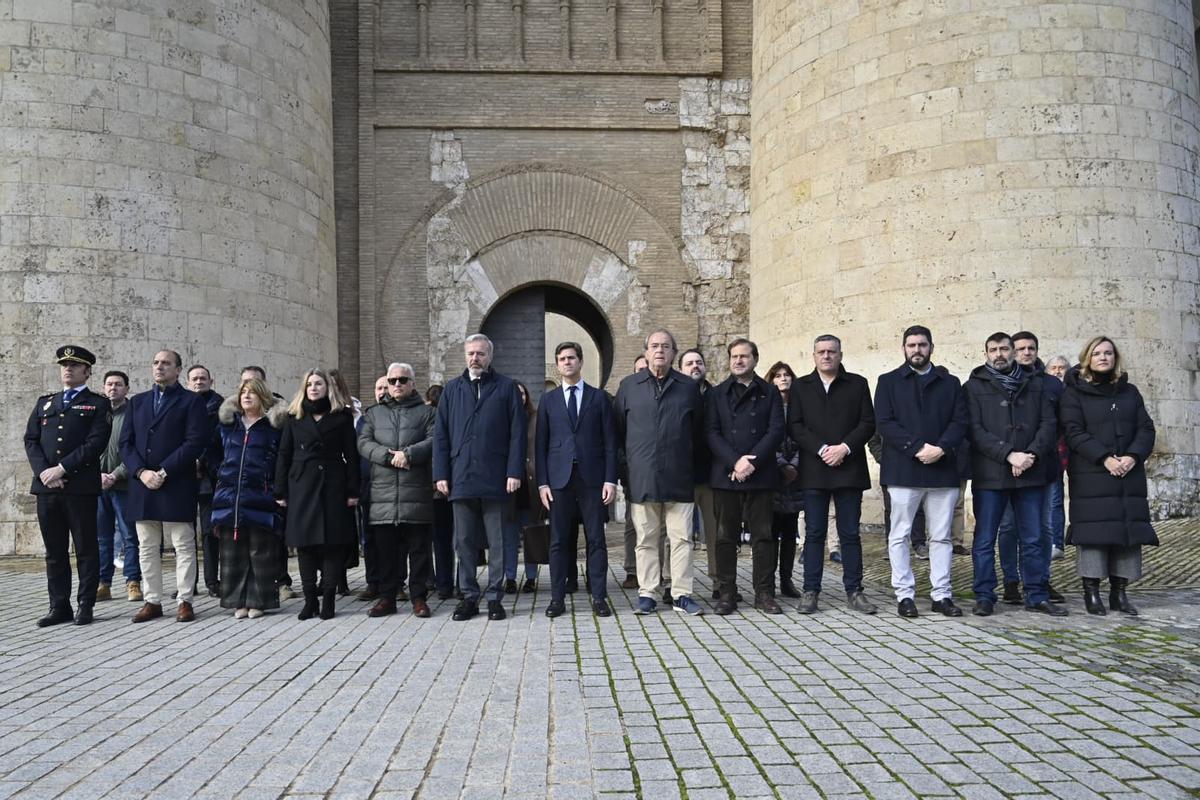 Minuto de silencio a las puertas de La Aljafería por las víctimas del accidente de tren en Córdoba, este lunes.