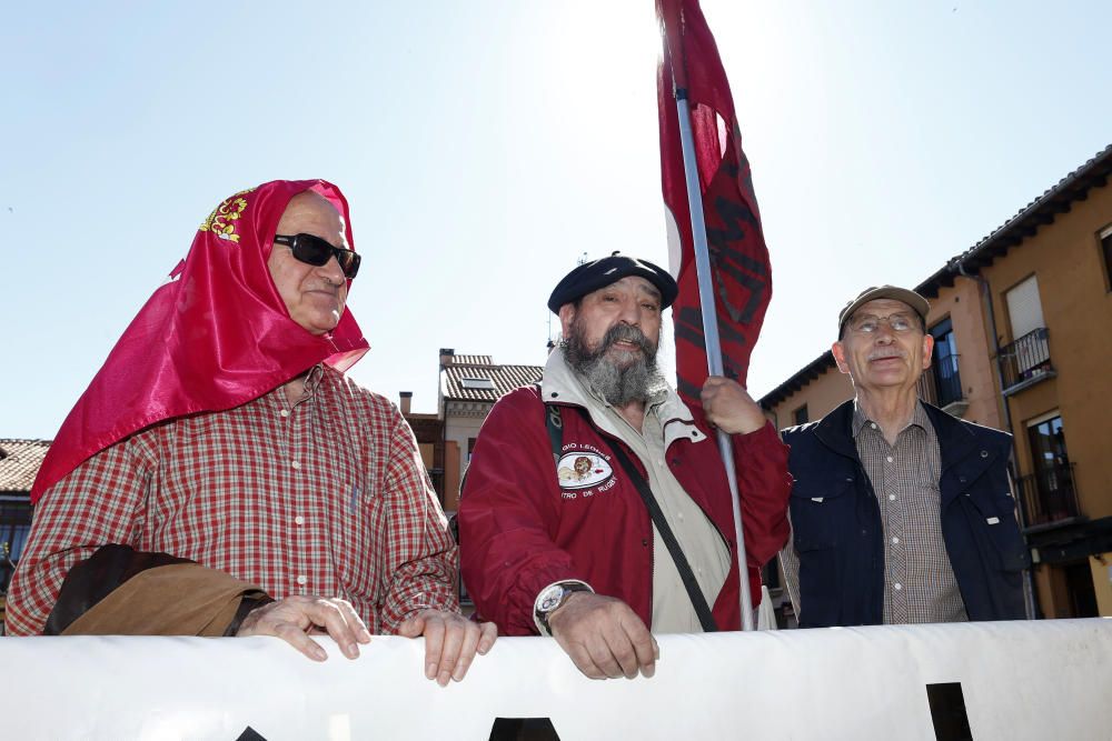 Diversos momentos del Pleno de las Cortes en León