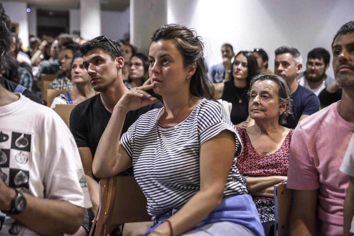 FOTOS | Así ha sido la asamblea ciudadana contra la masificación turística en el IES Sineu