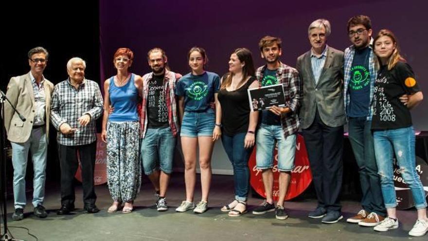 El jove grup de teatre gironí Els Cosinets amb el guardó.