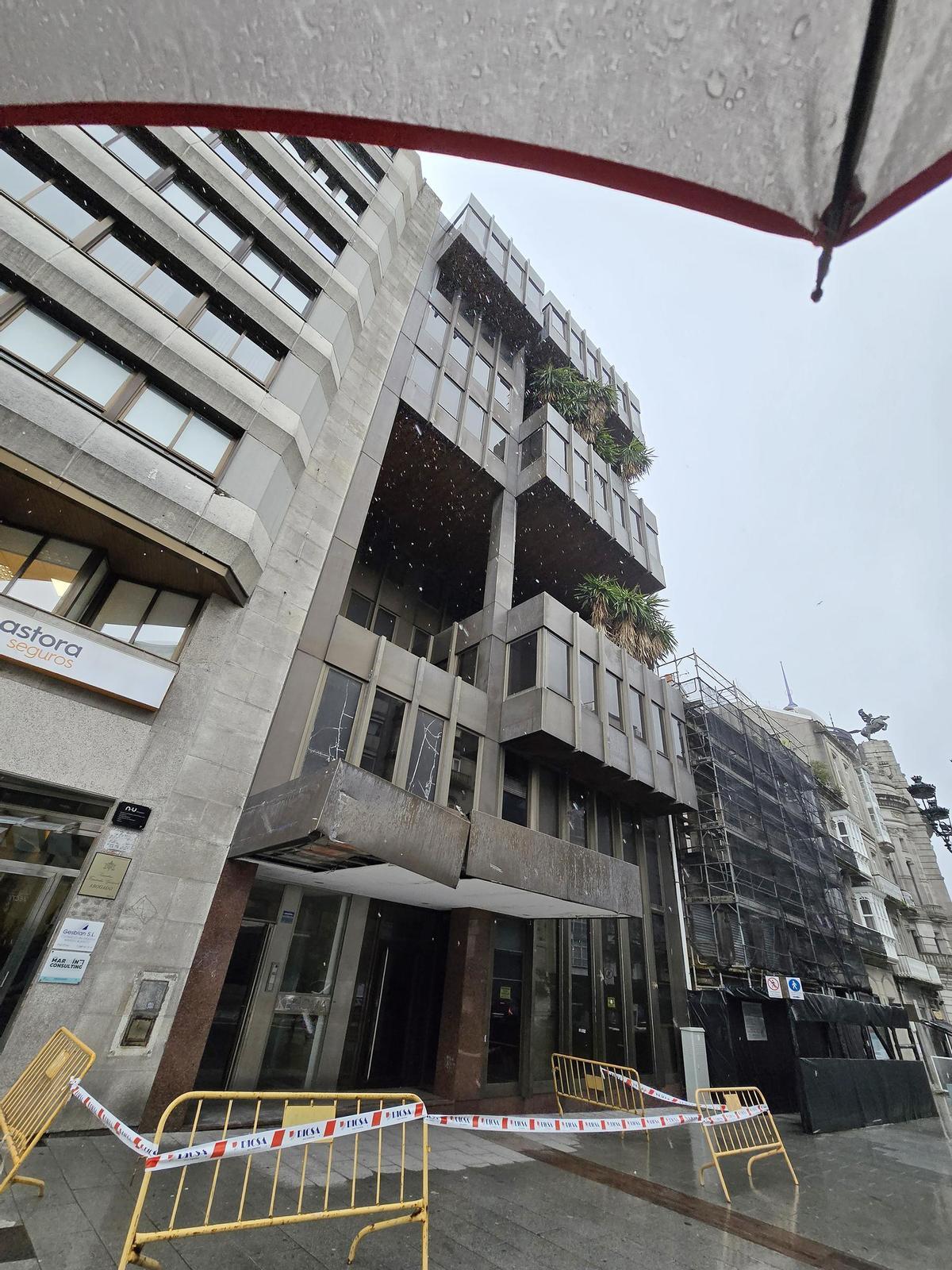 Cae parte de la estructura de un edificio abandonado junto a Porta do Sol