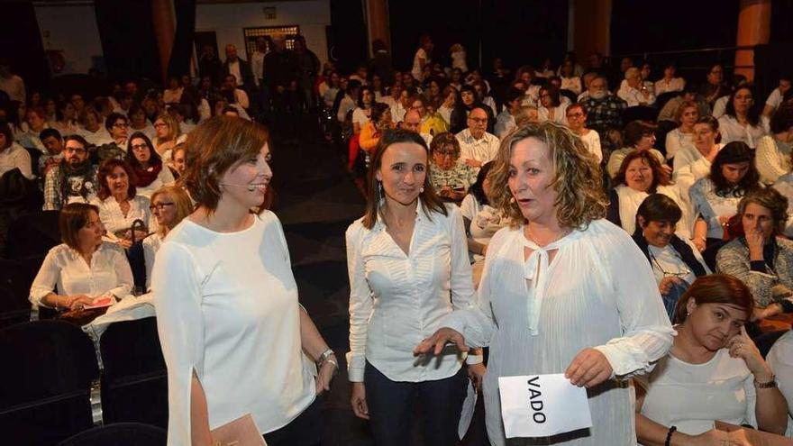 Montse Fajardo (i) con la concejala Fouces con el público que llenó el Teatro Principal. // G. S.