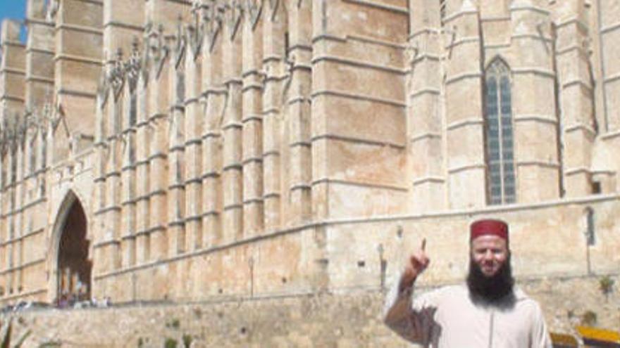 Mit dem Zeigefinger zu Allah: Tarik Chadloui vor der Kathedrale von Palma.