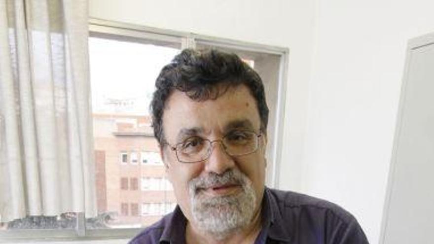Ángel Espina Barrio en su despacho de la Uned de Zamora.