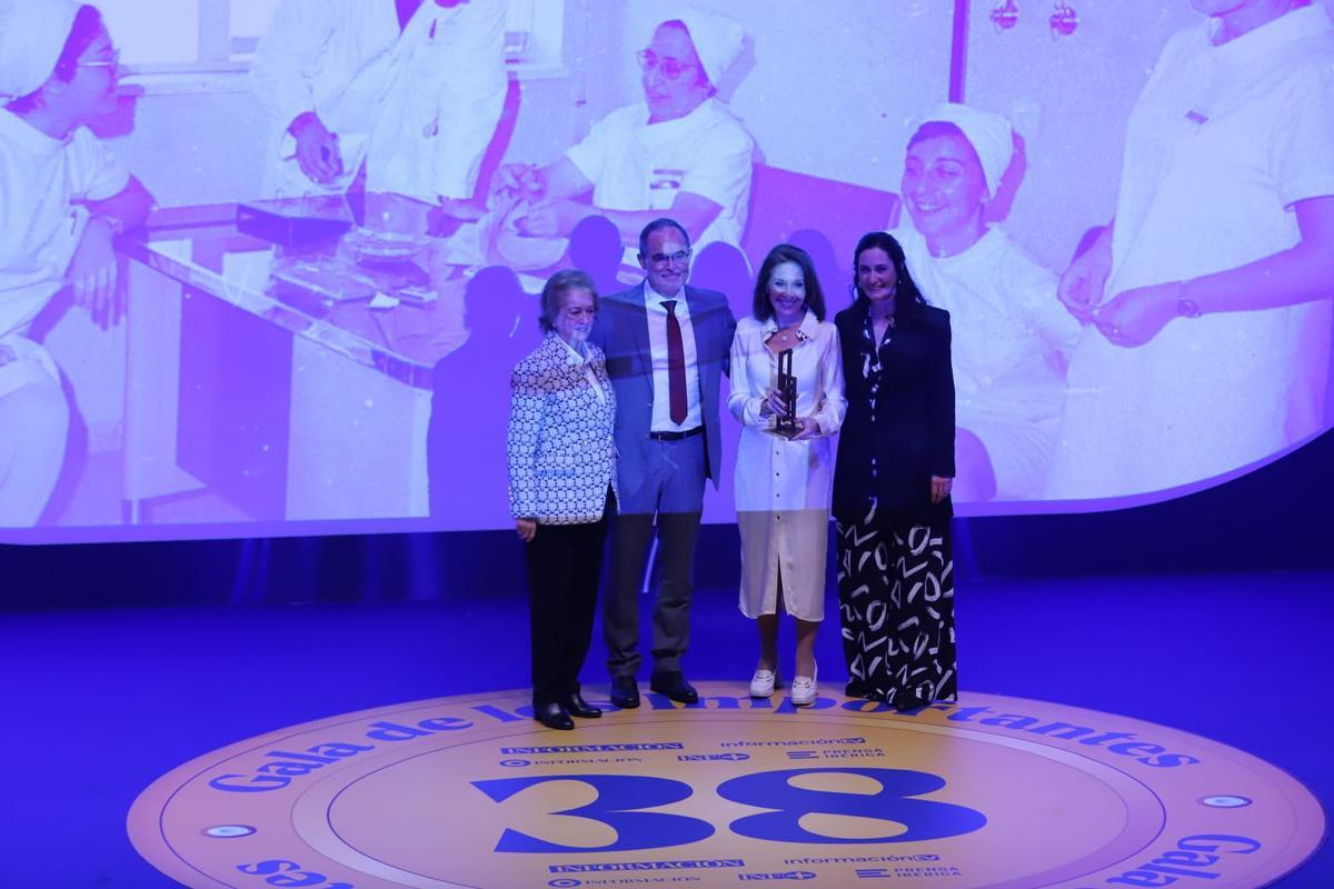 Arancha Sarasola, vicepresidenta de Prensa Ibérica, entrega el premio a José Antonio López Fernández (jefe del Servicio de Ginecología y Obstetricia), Ana Palacios Marqués (ginecóloga especialista en obstetricia y medicina fetal), y Yasmina Marín, coordinadora de partos.