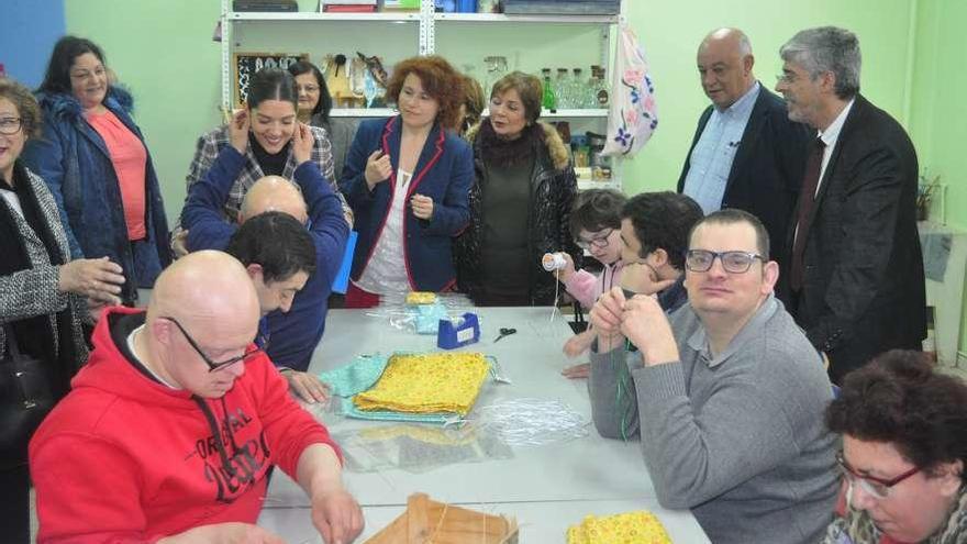 Ildefonso de la Campa (dcha.), junto a Andrés Iglesias, visitan el centro Aspavi de Pazos de Borbén. // FdV