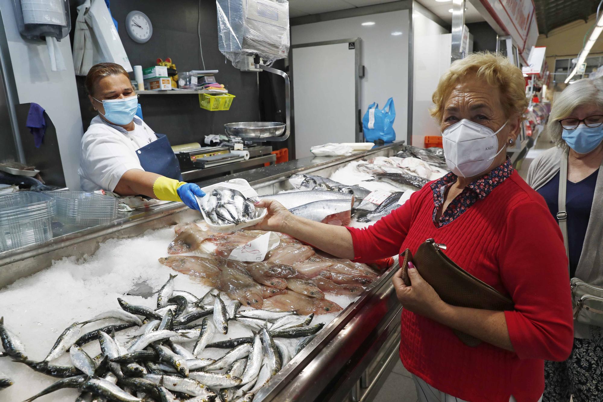 Noche de San Juan, día de sardinas en el mercado de Teis