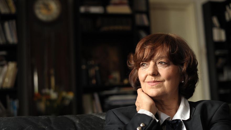 «La poesía nos ofrece la esperanza de que podemos ser mejores, más bellos, más felices»