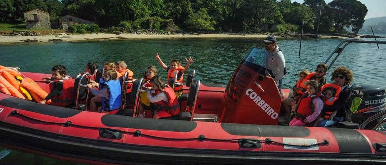 Visita de niños de Rianxo el pasado verano a la isla de Cortegada. // Iñaki Abella