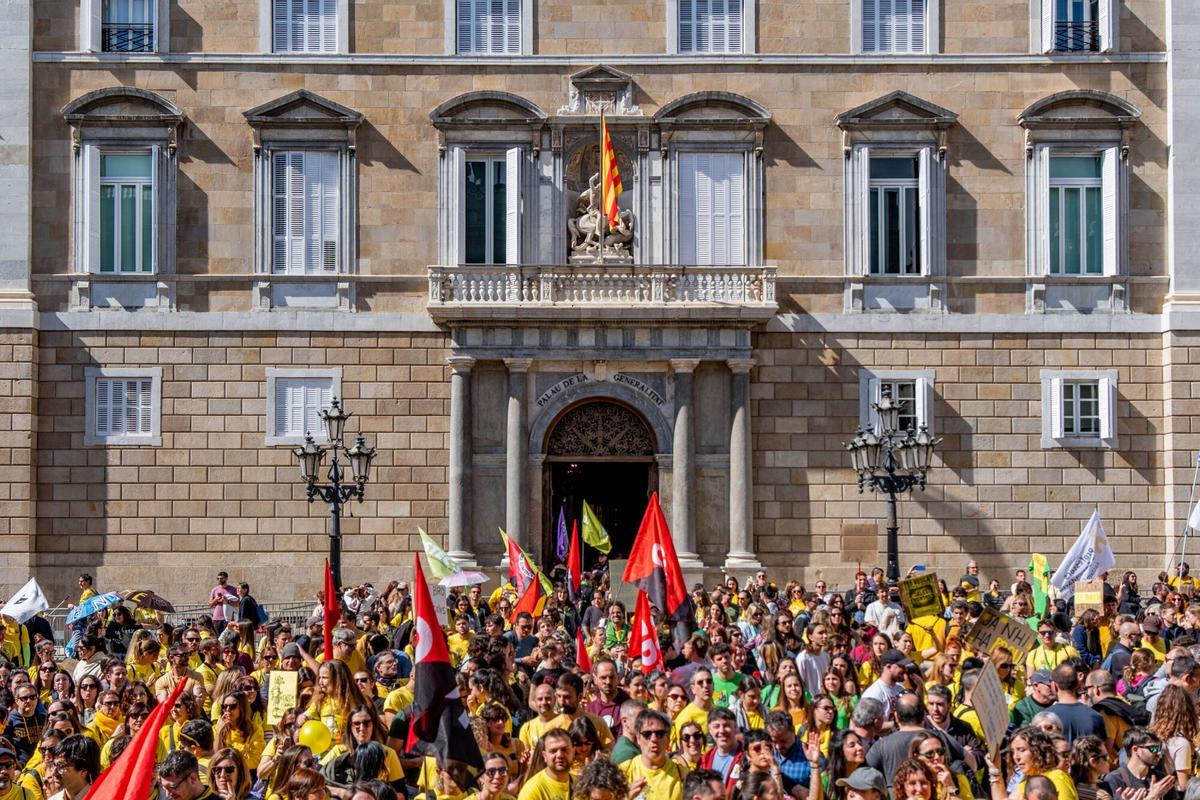 Docentes en huelga se manifiestan en la plaza de Sant Jaume de Barcelona, el 16 de marzo de 2026. Docentes en huelga se manifiestan en la plaza de Sant Jaume de Barcelona, el 16 de marzo de 2026.