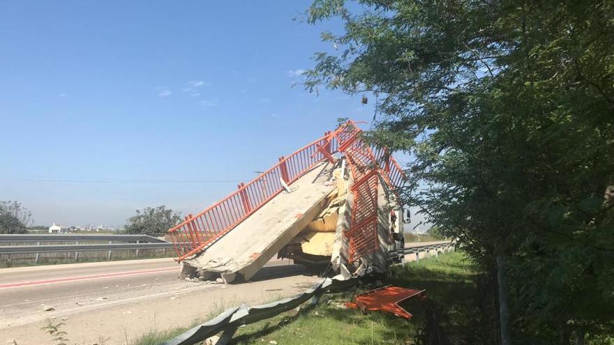 Un camión derriba la pasarela peatonal del Saler (Valencia)