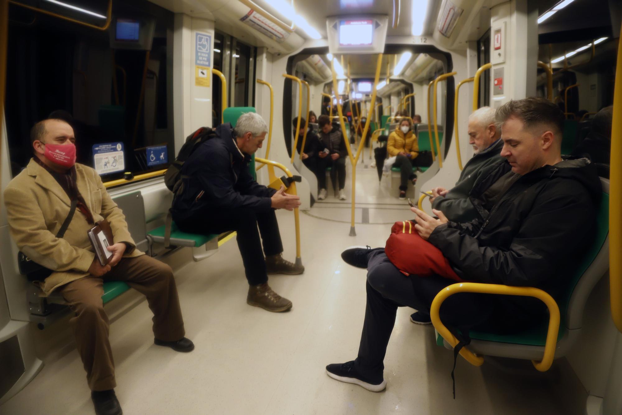 Málaga, el primer día sin mascarillas en el transporte público, en imágenes