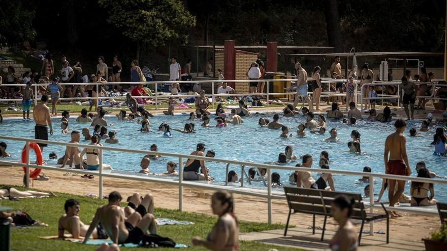 Polémica por el precio de las piscinas en Zaragoza: ZeC dice que subirá el precio y el Gobierno lo niega