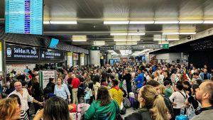 Cientos de personas en la estación de Atocha