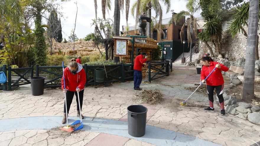 Los trabajadores de Tivoli se encargan de mantener el parque tras su cierre