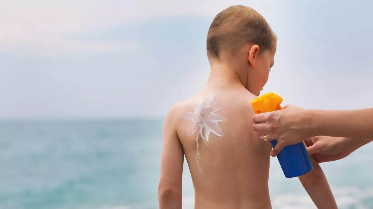 Los bomberos de Barcelona rescatan a un niño sepultado bajo seis toneladas de crema solar