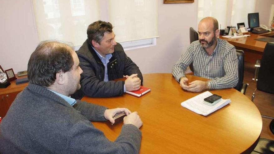 El alcalde Félix Juncal (derecha), con los portavoces del PP (izda.) y del PSOE (centro), ayer. // Santos A.