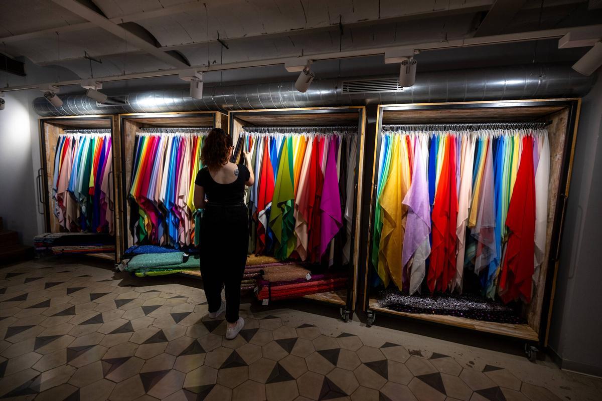 Una clienta, en la tienda de Gratacós de Barcelona. Una clienta, en la tienda de Gratacós de Barcelona.