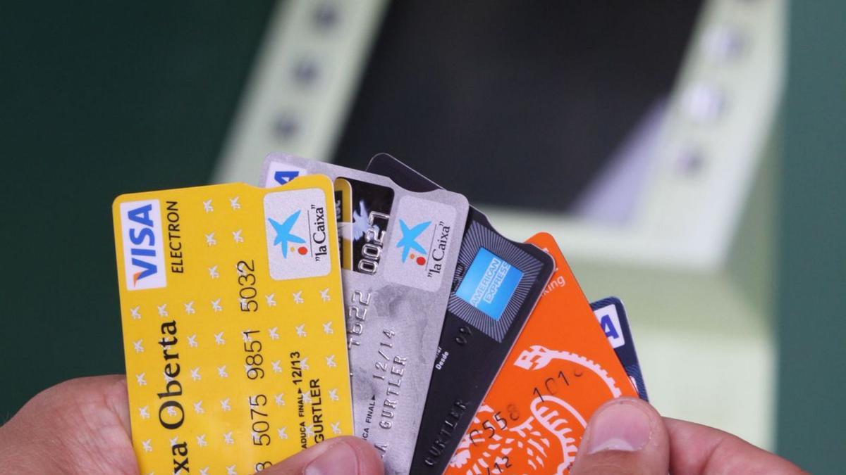 Ein teures Kartenspiel: Wer die falsche Karte zückt, muss mit Gebühren rechnen.  | FOTO: NELE BENDGENS